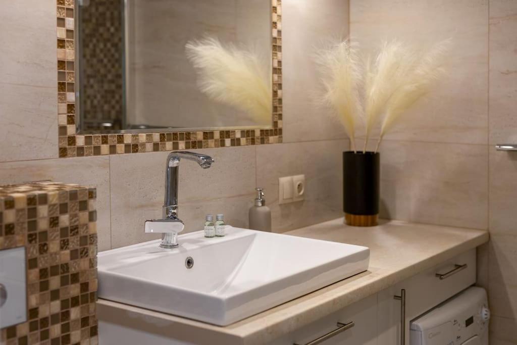 Ecru Inflancka Modern With Balcony Wwa47 Apartment