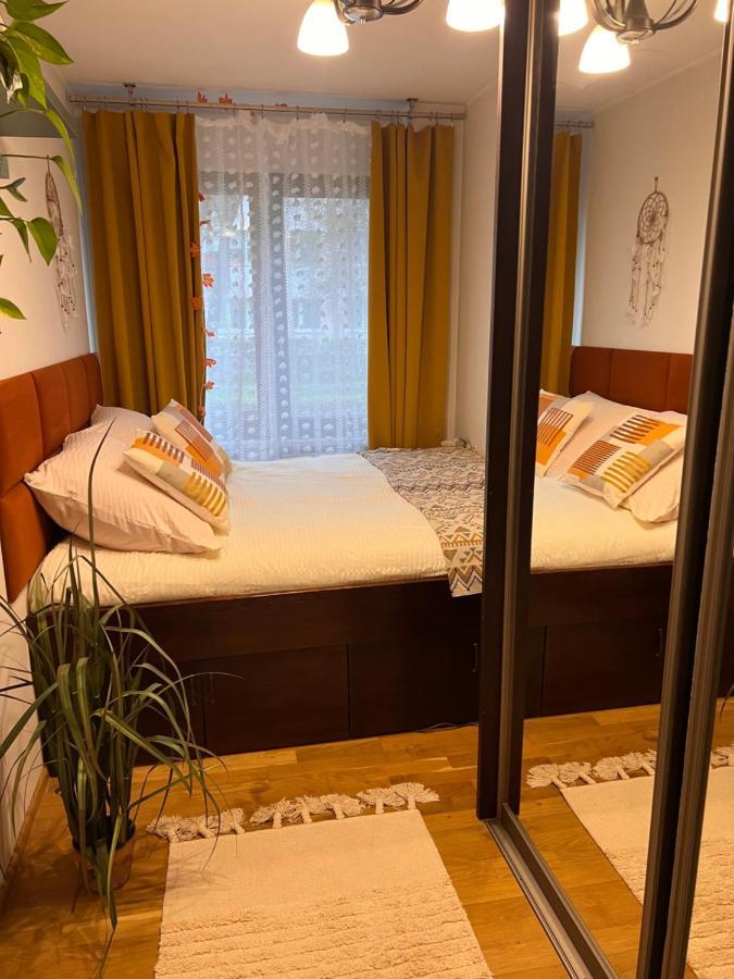 Yellow Airport Galeria Mokotow Netflix Apartament