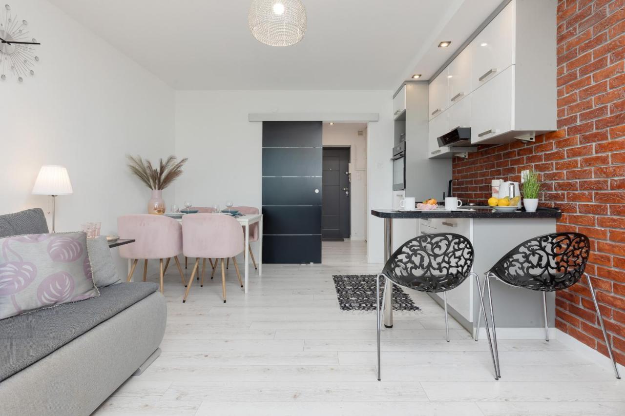 Bright & Cozy Near Metro Marymont By Renters