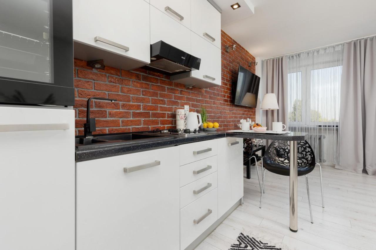 Bright & Cozy Near Metro Marymont By Renters