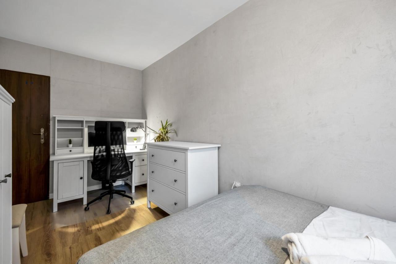 Apartment 2br Metro Railwaystation Warsaw