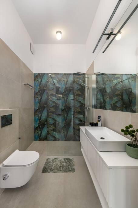 1-Bedroom Apartment Near Metro Apartment