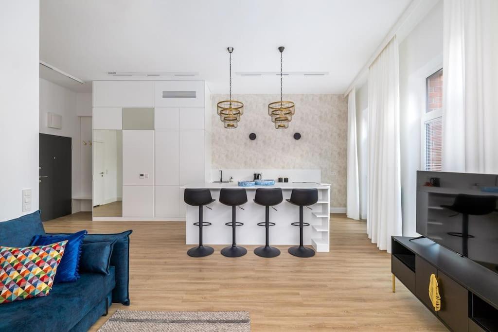 1-Bedroom Apartment Near Metro Apartment *