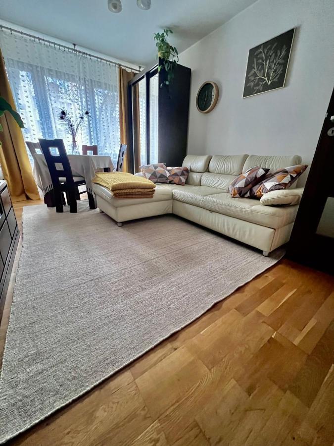Yellow Airport Galeria Mokotow Netflix Apartament