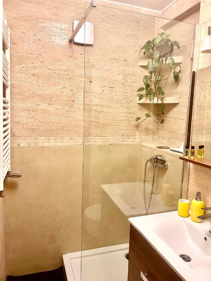 Yellow Airport Galeria Mokotow Netflix Apartament