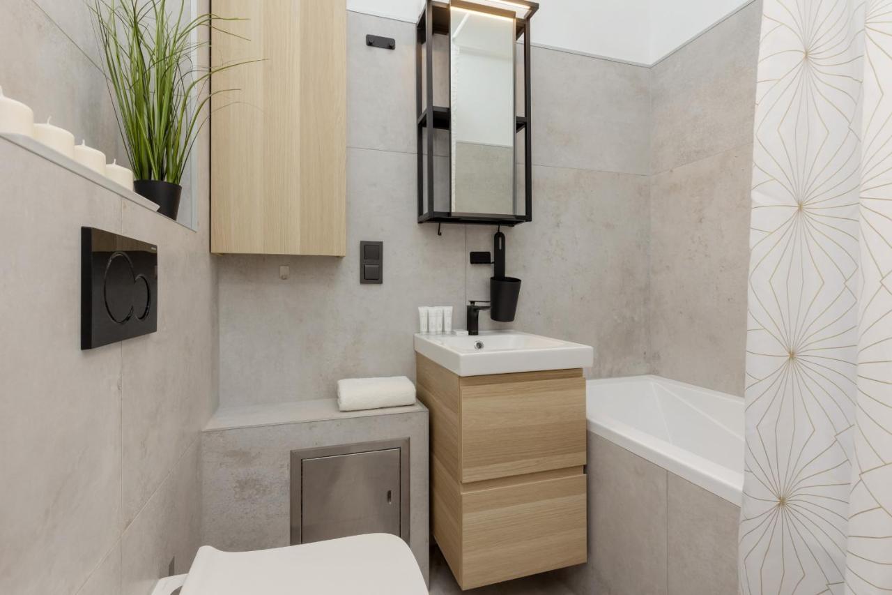 Apartment Stylish And Sweet In Near Park Lazienki By Renters Warschau