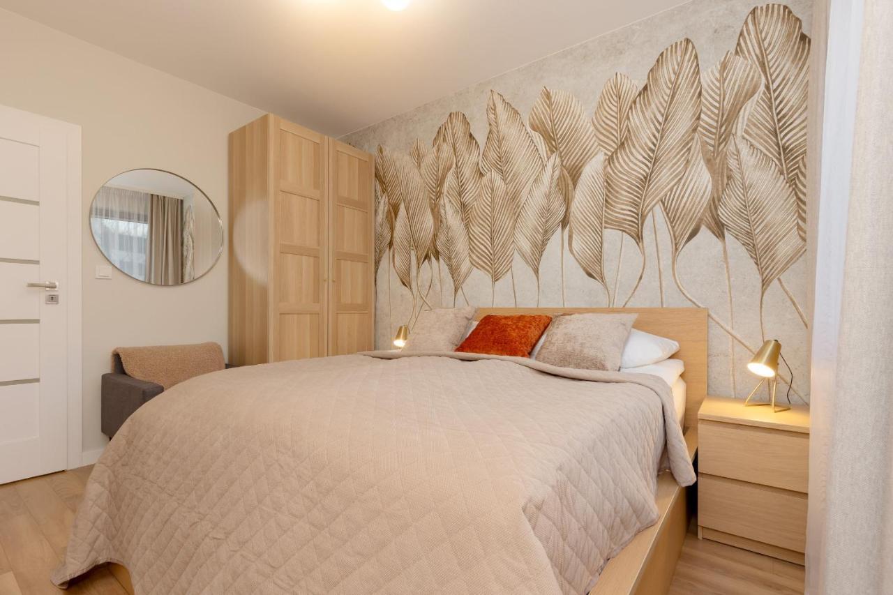 Căn hộ Spacious In With Balcony And Parking By Renters