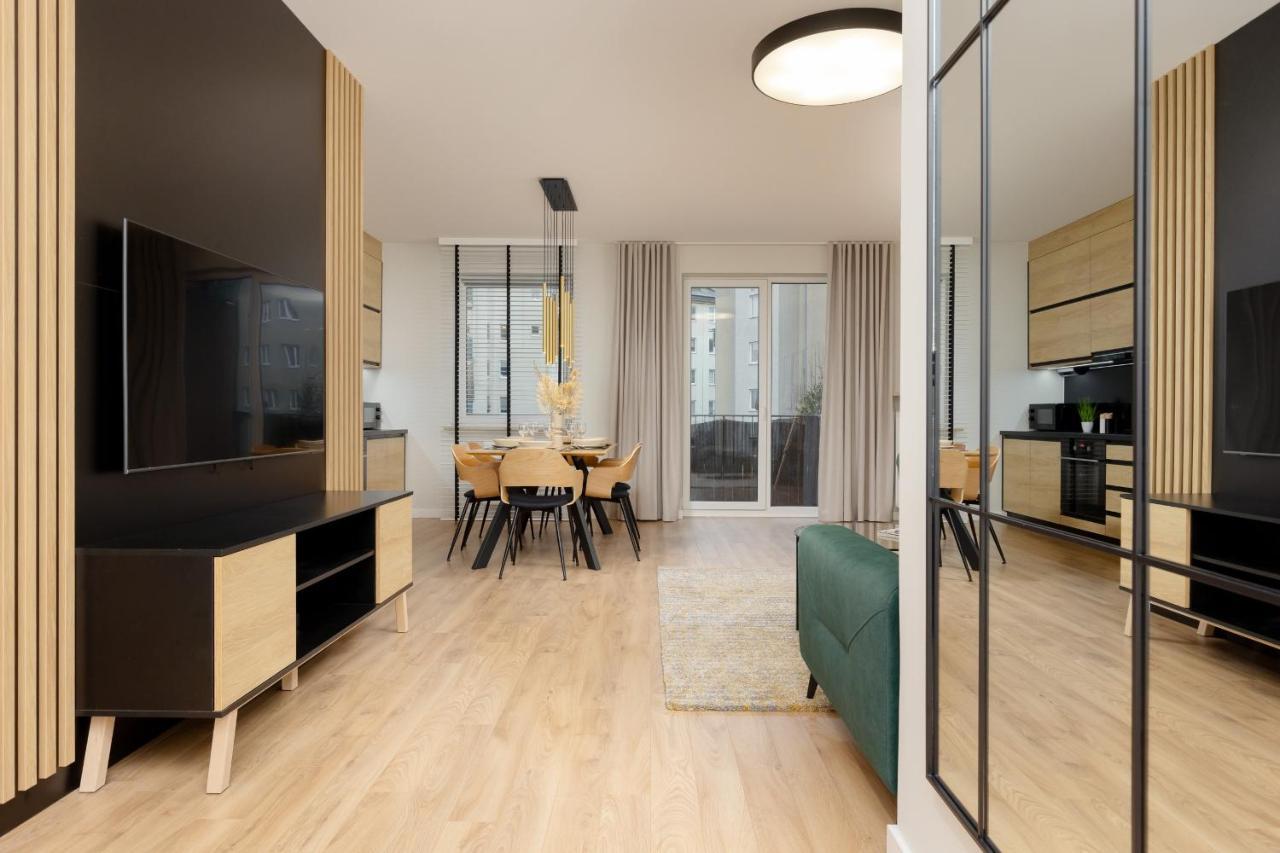 Spacious In With Balcony And Parking By Renters Warsaw