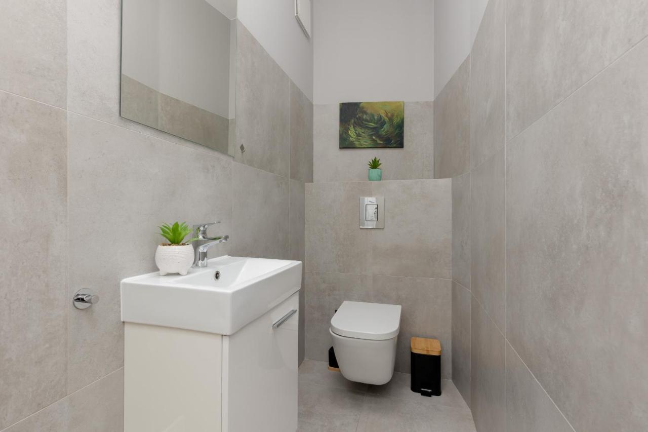 Căn hộ Spacious In With Balcony And Parking By Renters *