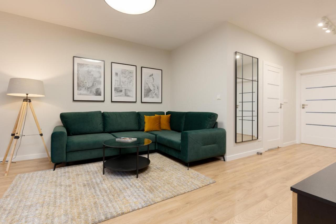 Spacious In With Balcony And Parking By Renters * Warsaw