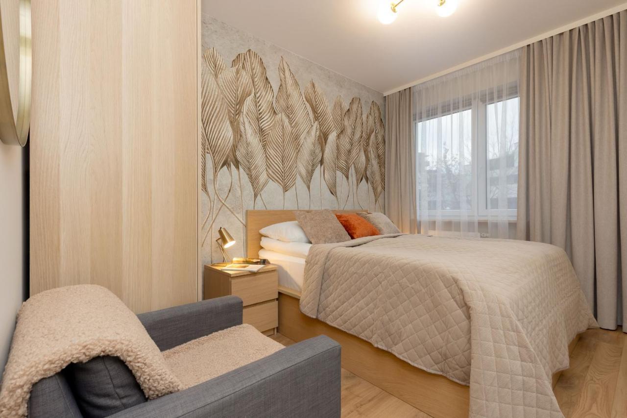 Spacious In With Balcony And Parking By Renters Apartment *