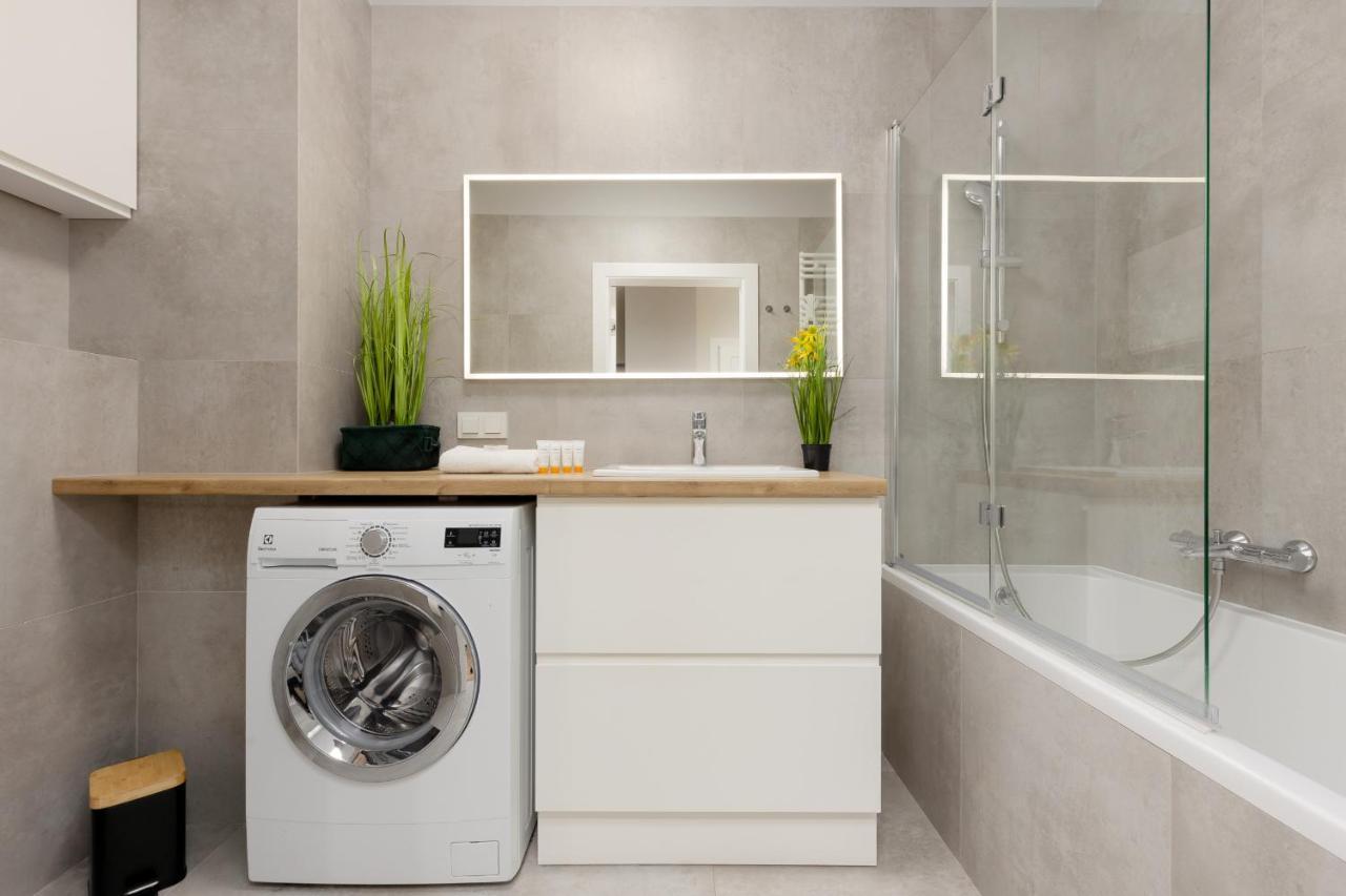 Spacious In With Balcony And Parking By Renters Warsaw
