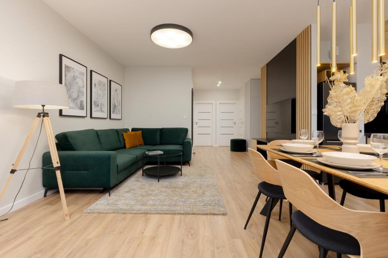 Spacious In With Balcony And Parking By Renters Apartment