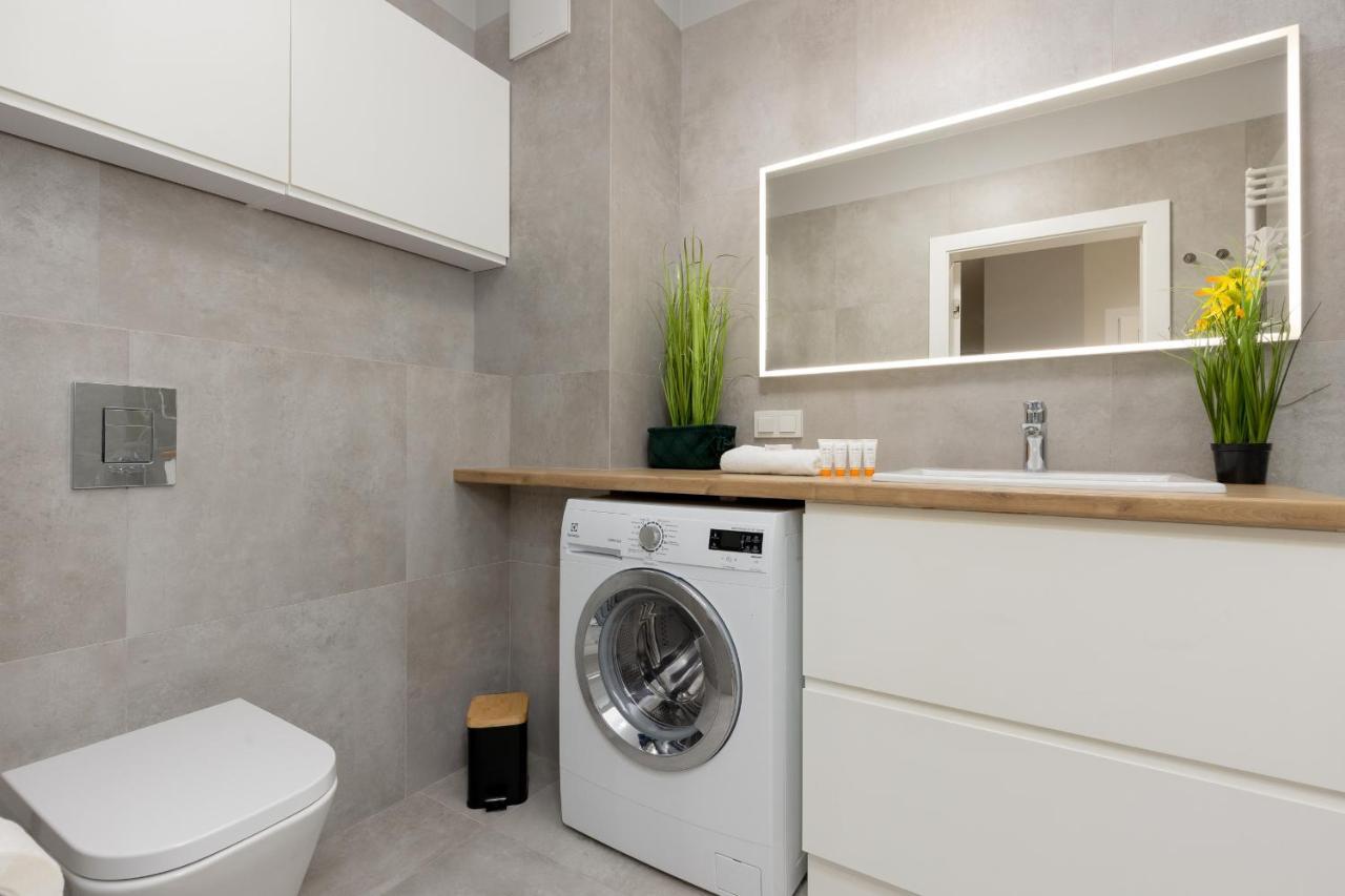Spacious In With Balcony And Parking By Renters