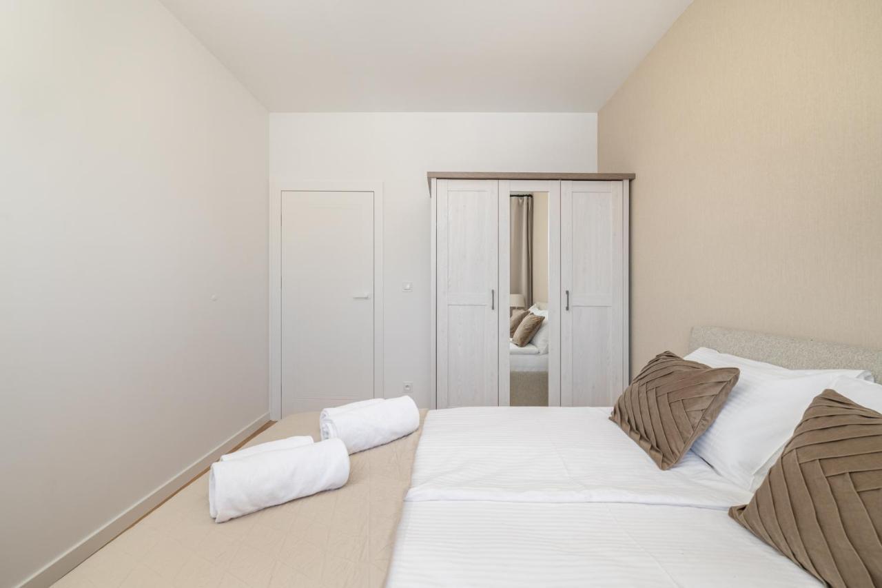 Apartment Expo With Parking By Ecru Wwa57 *