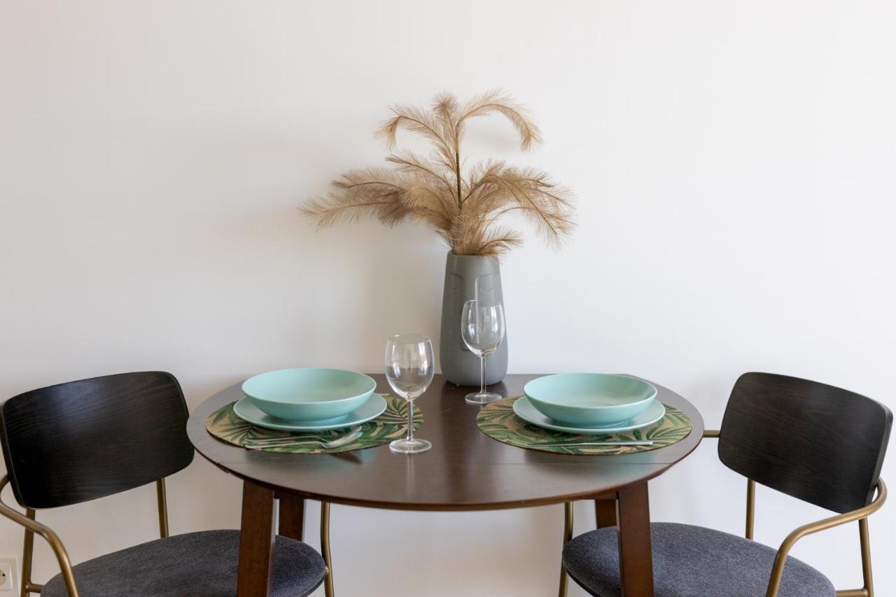 Apartment Expo With Parking By Ecru Wwa57