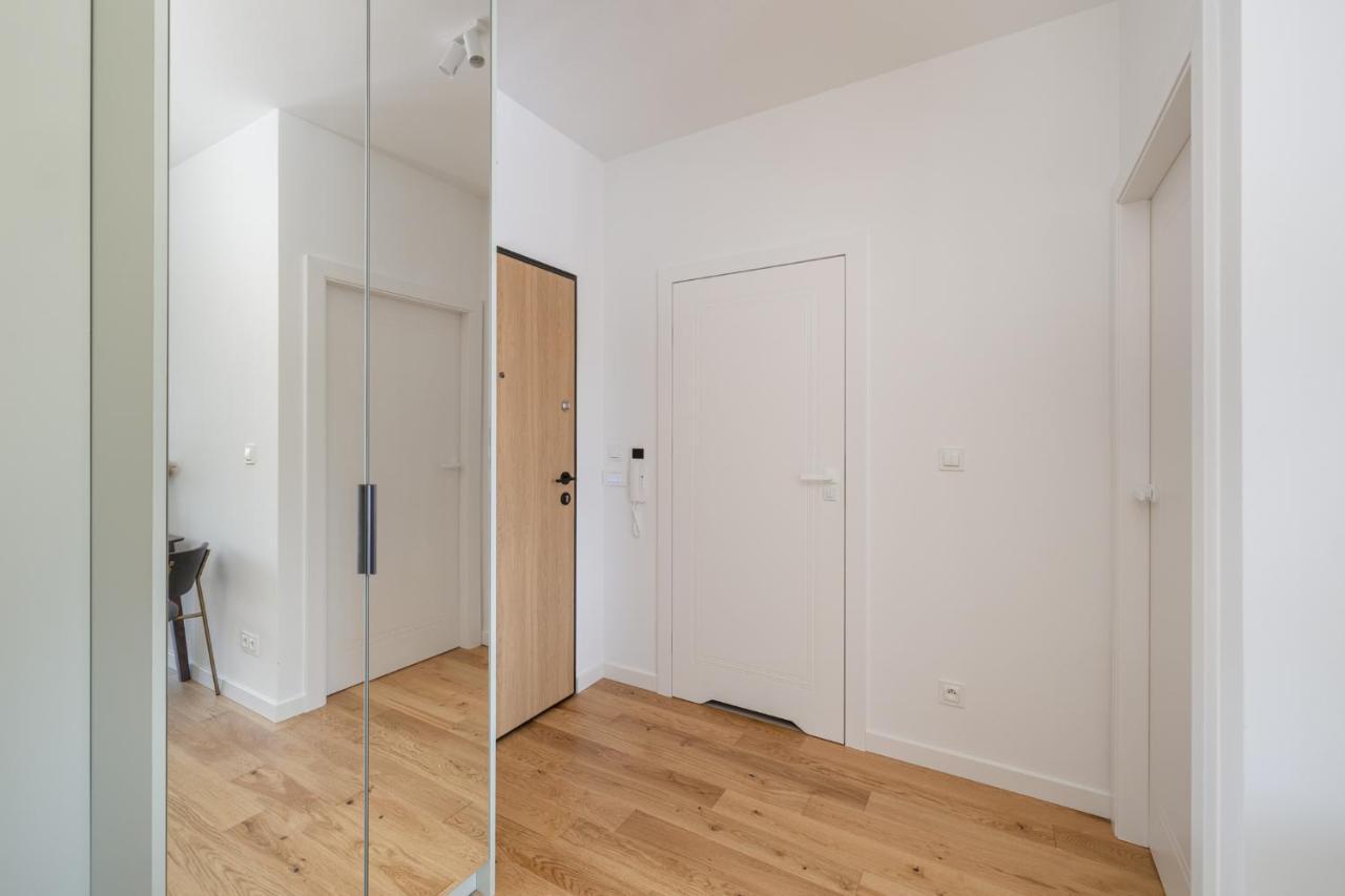 Apartment Expo With Parking By Ecru Wwa57 *