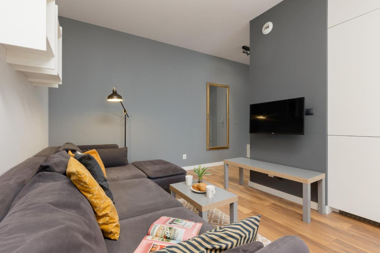 Elegant With Balcony In Close To The Airport By Renters Apartment *