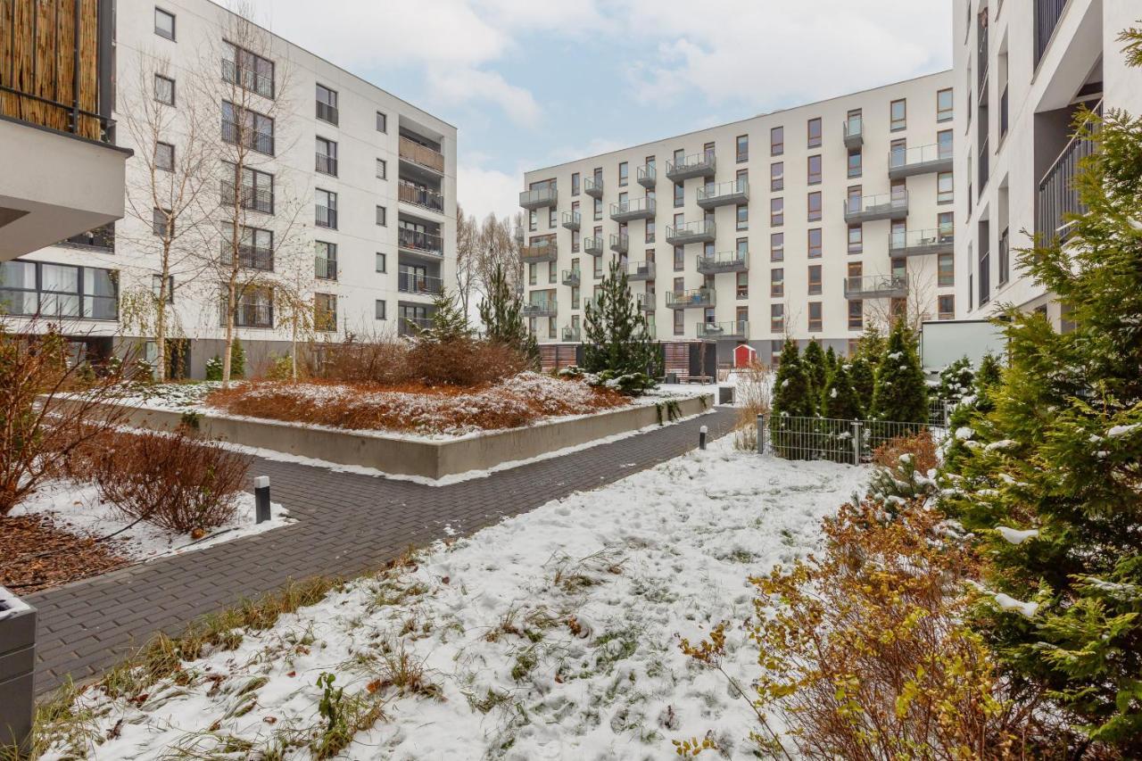 Elegant With Balcony In Close To The Airport By Renters Apartment *