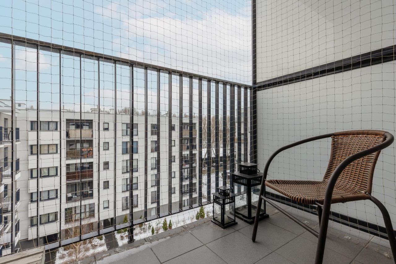 Elegant With Balcony In Close To The Airport By Renters *