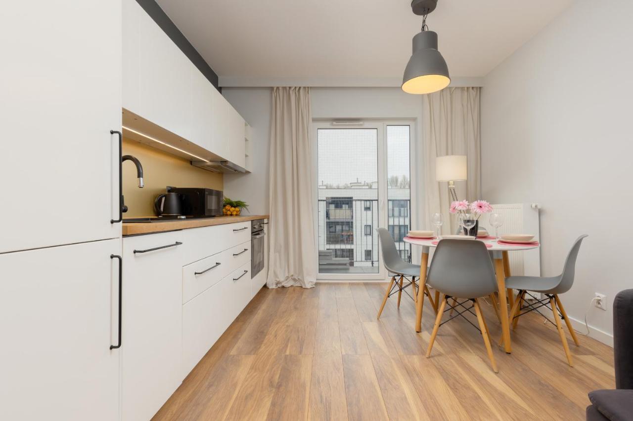 Elegant With Balcony In Close To The Airport By Renters Apartment *