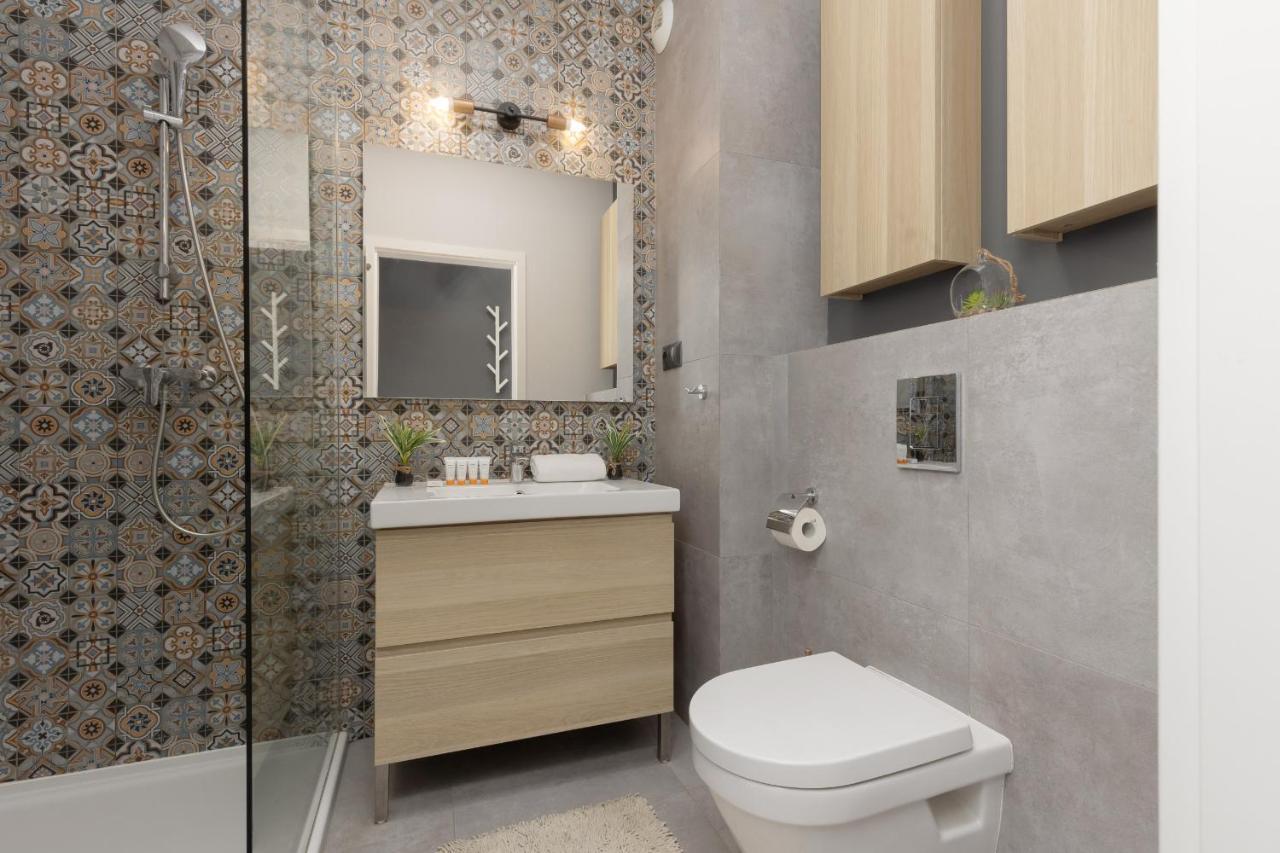 Elegant With Balcony In Close To The Airport By Renters Apartment *