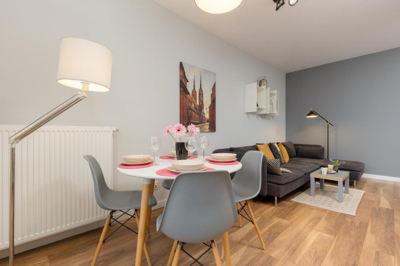 Elegant With Balcony In Close To The Airport By Renters Warsaw