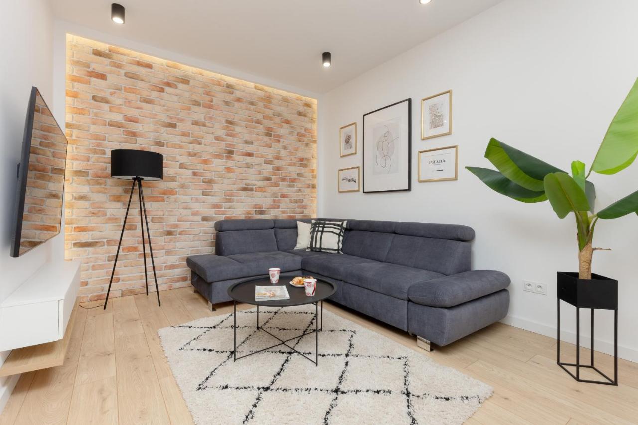 Loft With Parking In By Renters *