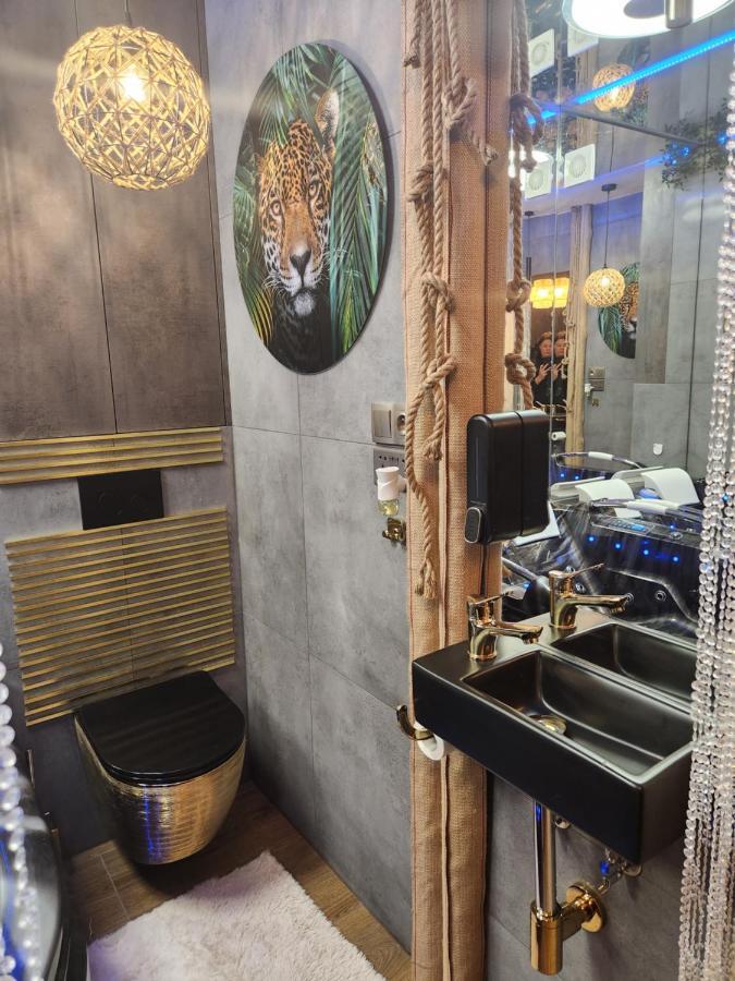 Apartment Wola Wyjatkowe: Luxe With Jacuzzi, Sauna & Prosecco Warsaw