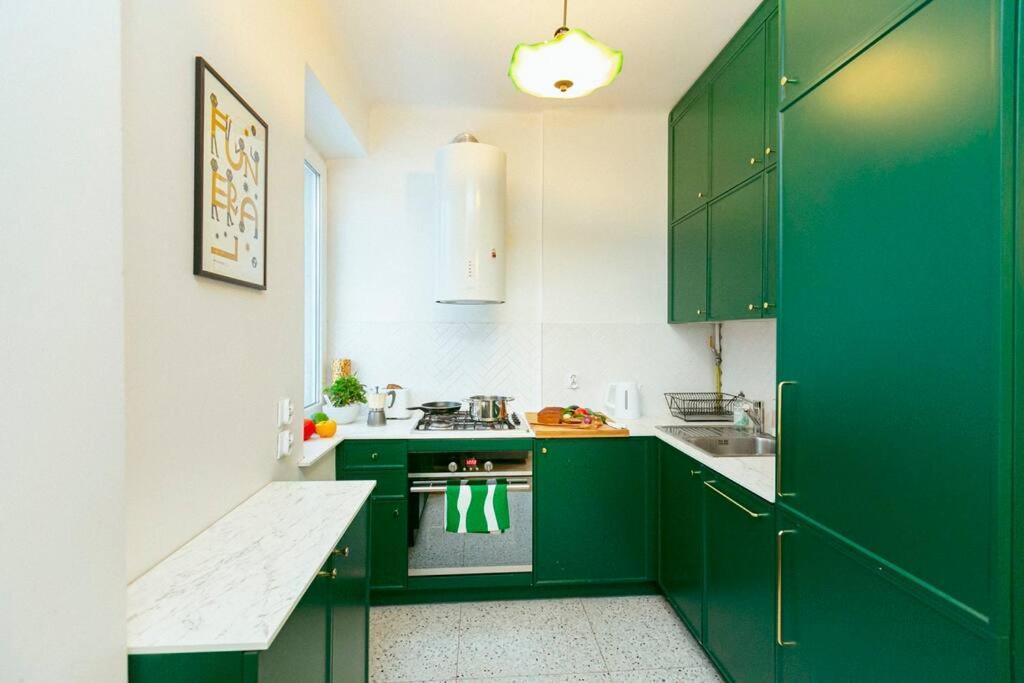 Bright And Elegant In The Area!