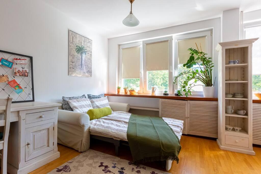 Apartment Cozy, Bright, Comfy Studio Next To The Old Town.
