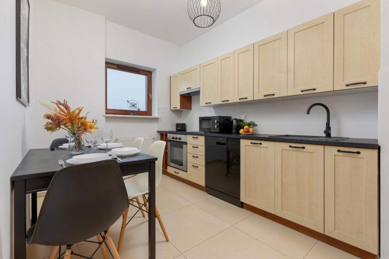 Gold & Blue Cozy In By Renters Apartment *
