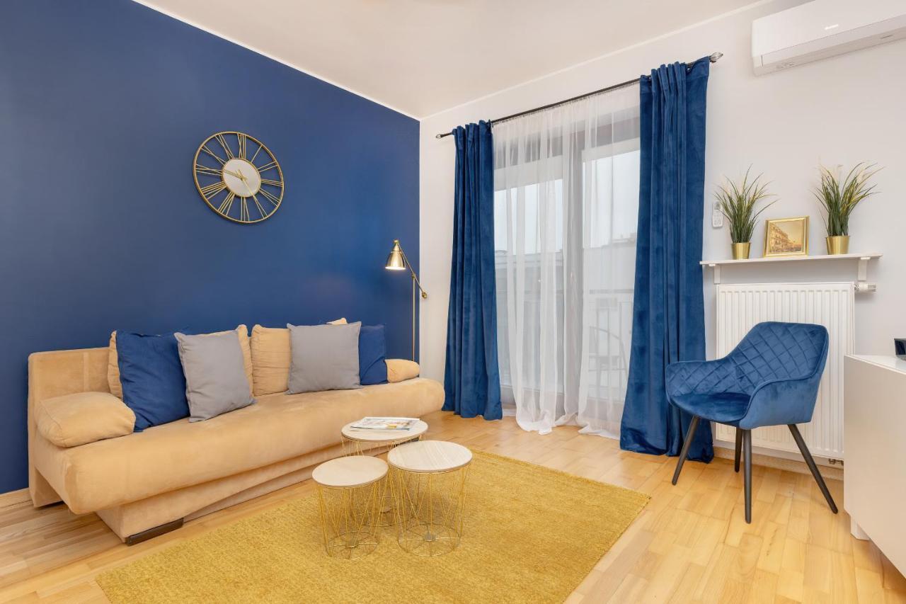 Gold & Blue Cozy In By Renters *