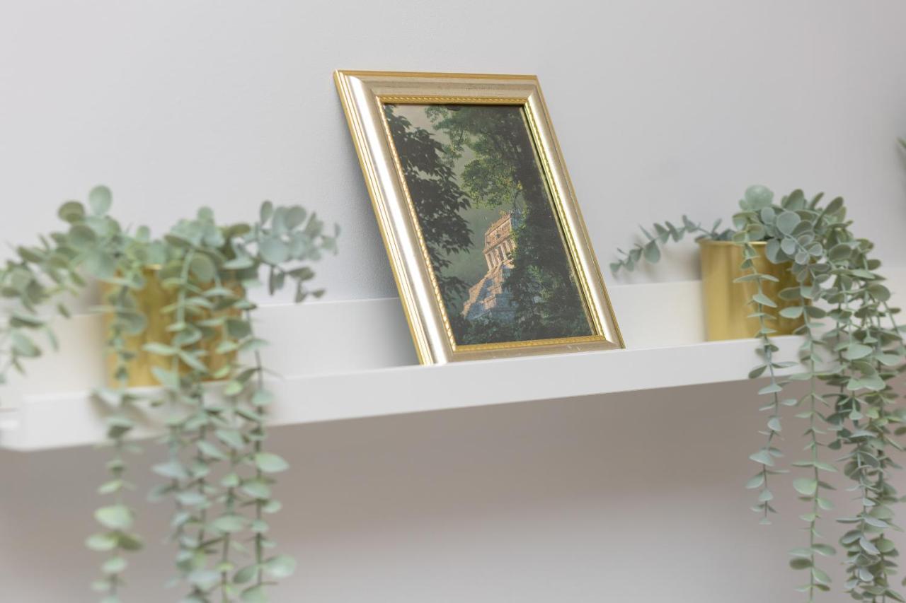Apartment Gold & Blue Cozy In By Renters