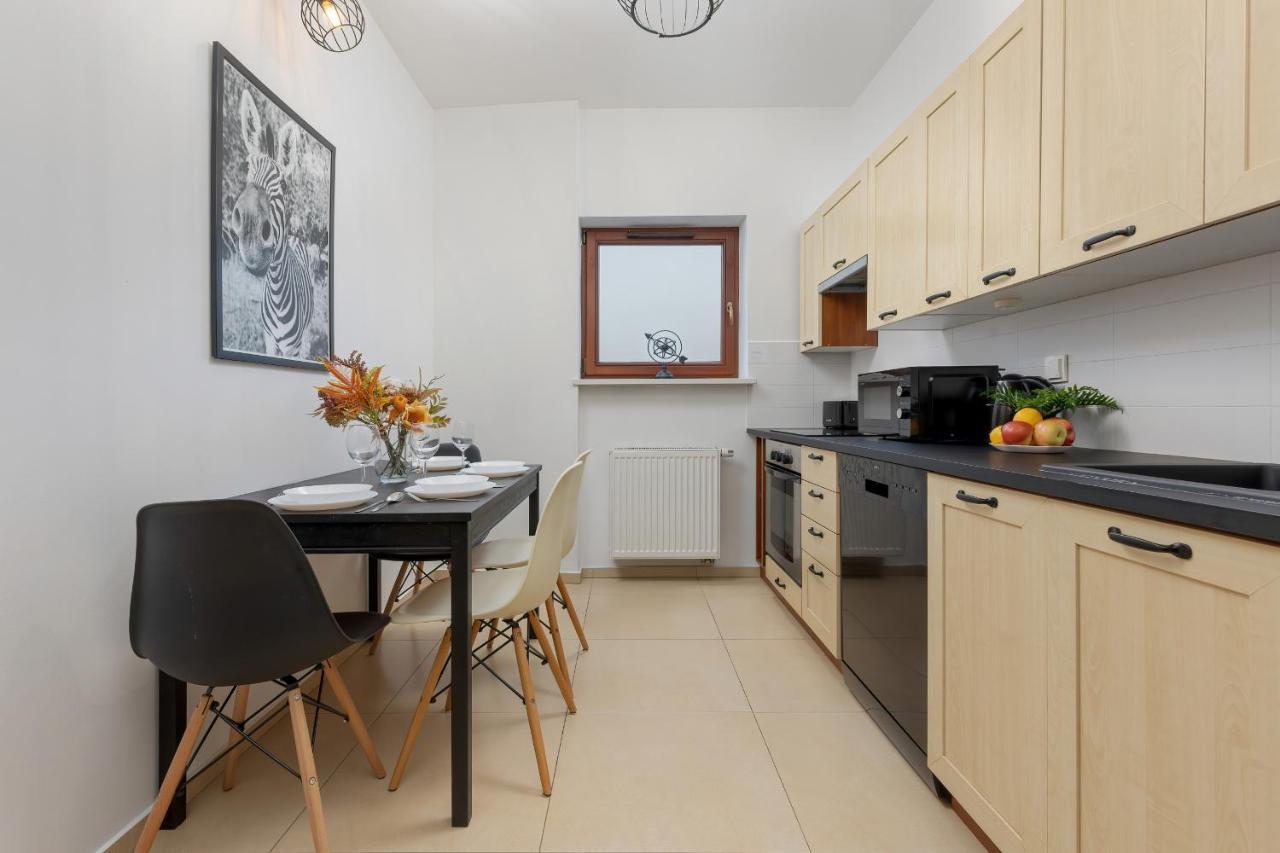 Gold & Blue Cozy In By Renters Apartment