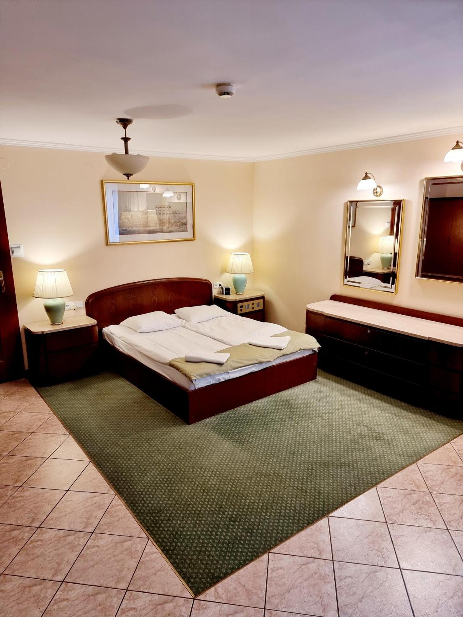 Hit Hotel 3*
