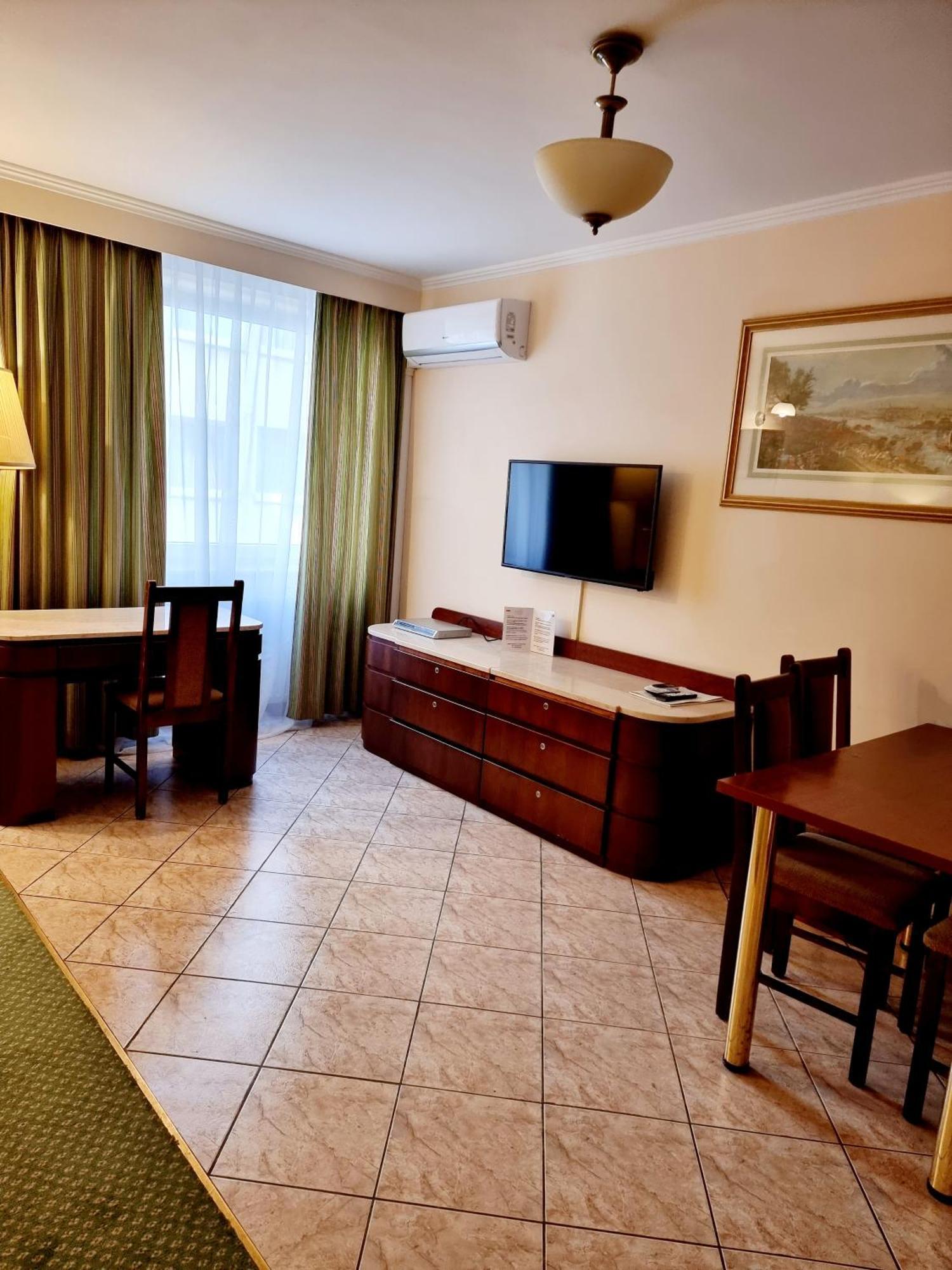 Hit Hotel 3*