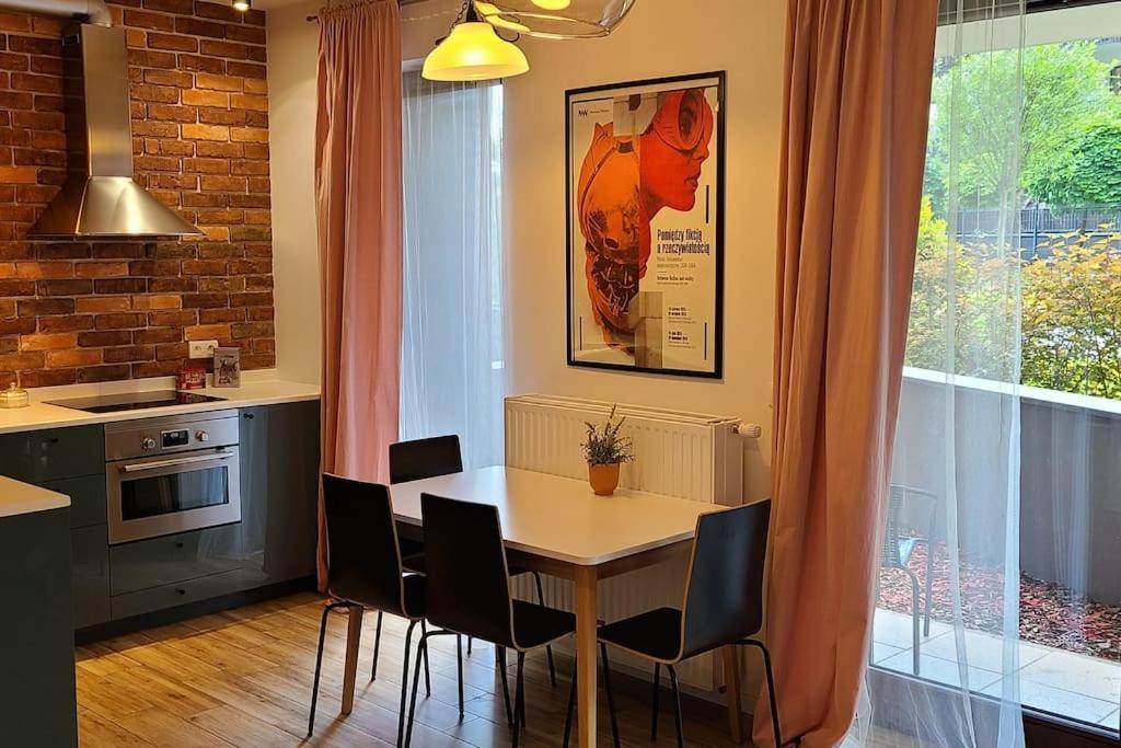 Lovely One-bedroom With Patio. Warschau