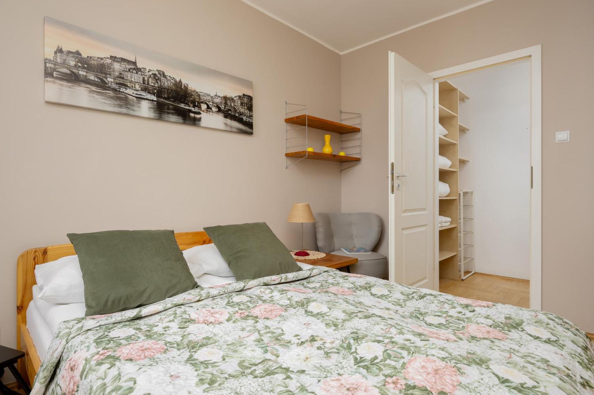 Floral With Balcony Near Gdanska By Renters Apartment