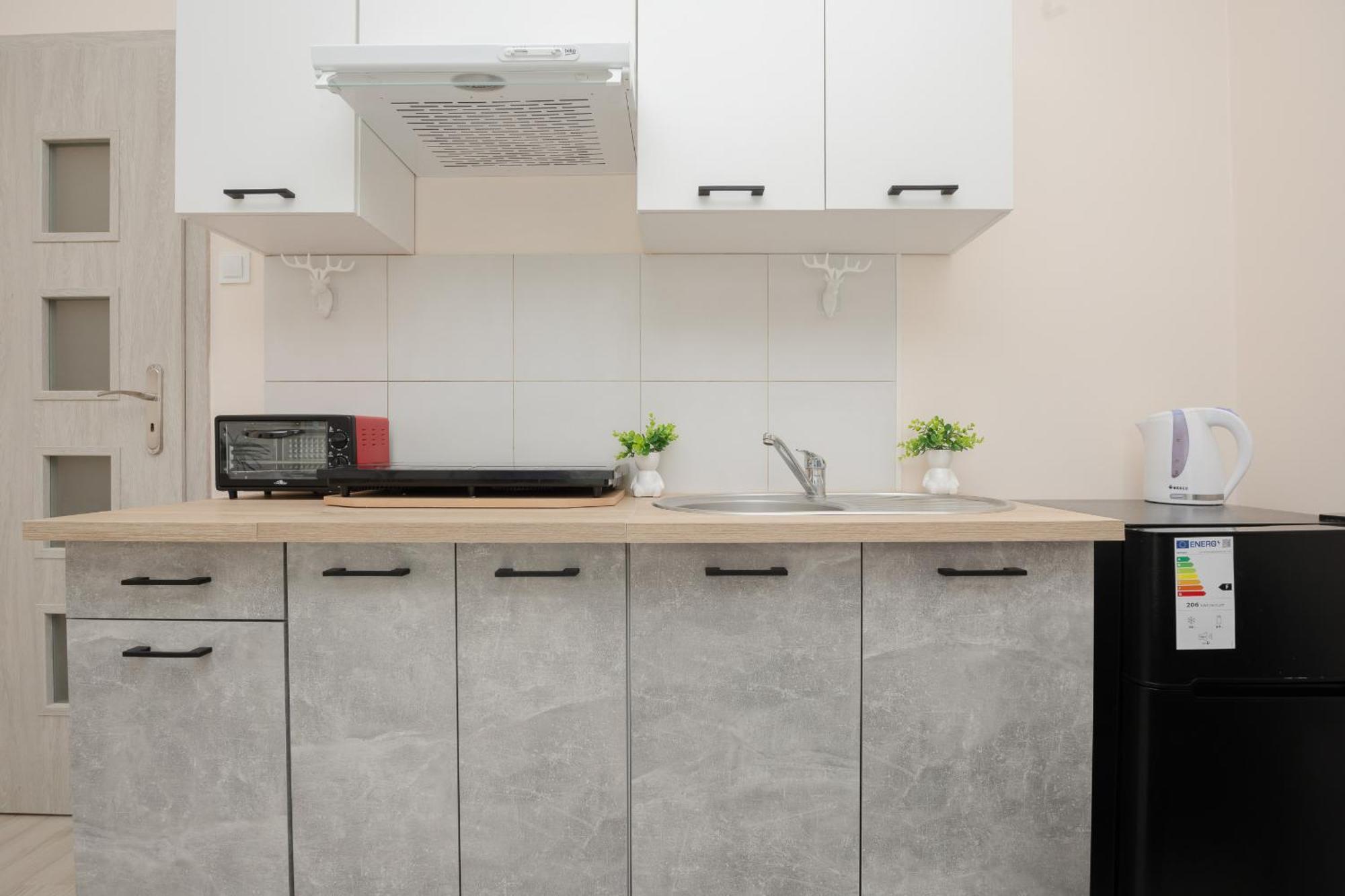 With Balcony 180 M To The Royal Baths By Renters Apartment *