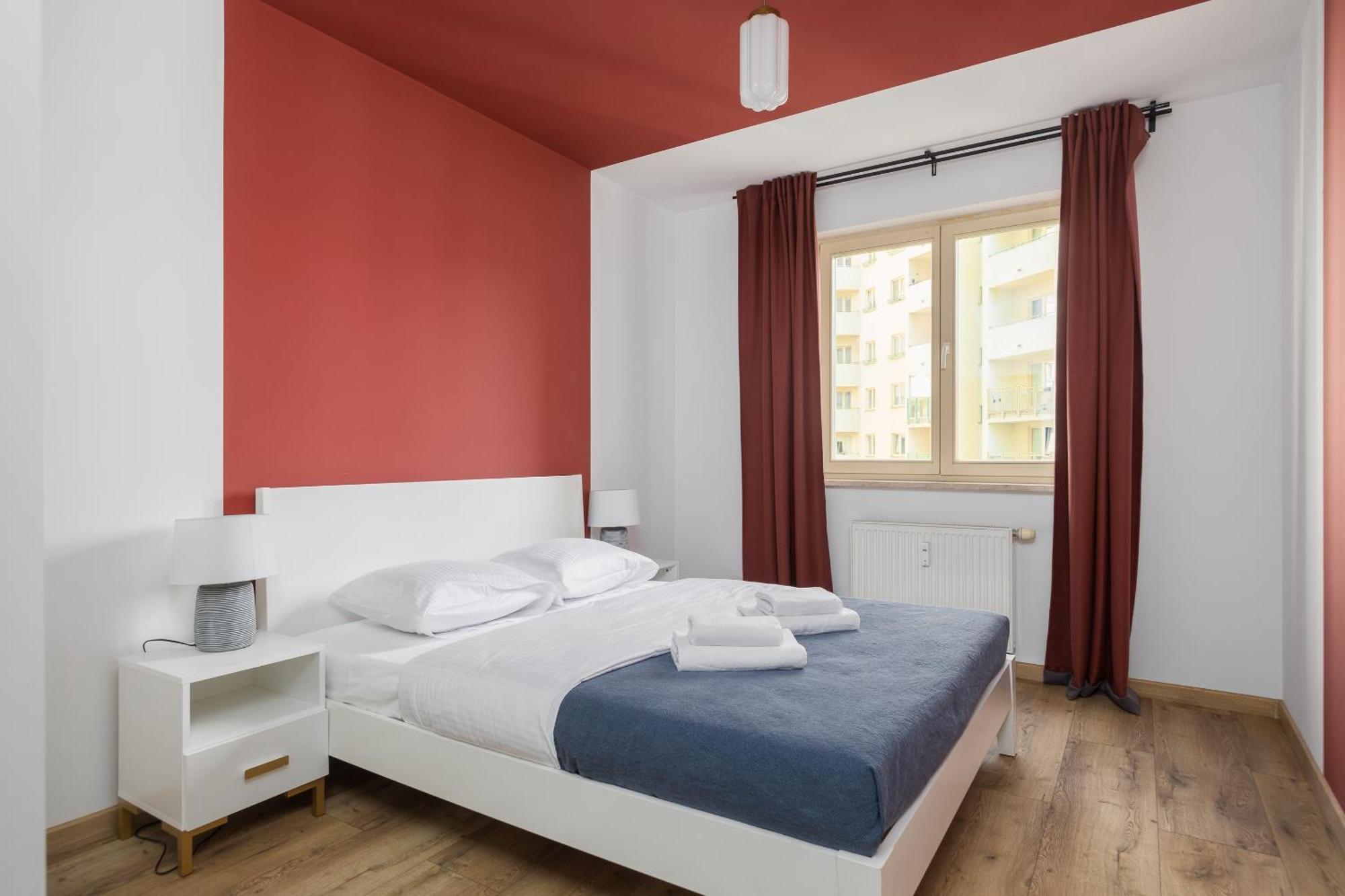 Metro Wilanowska With Apartment *