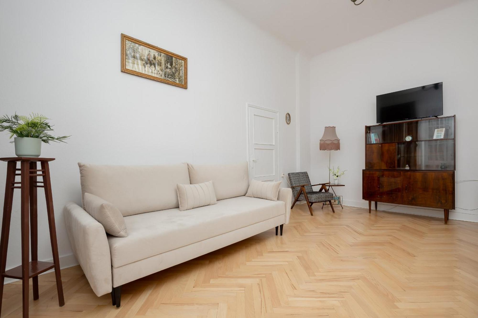 Spacious Vintage 1930's Inspired By Renters Apartment Warsaw