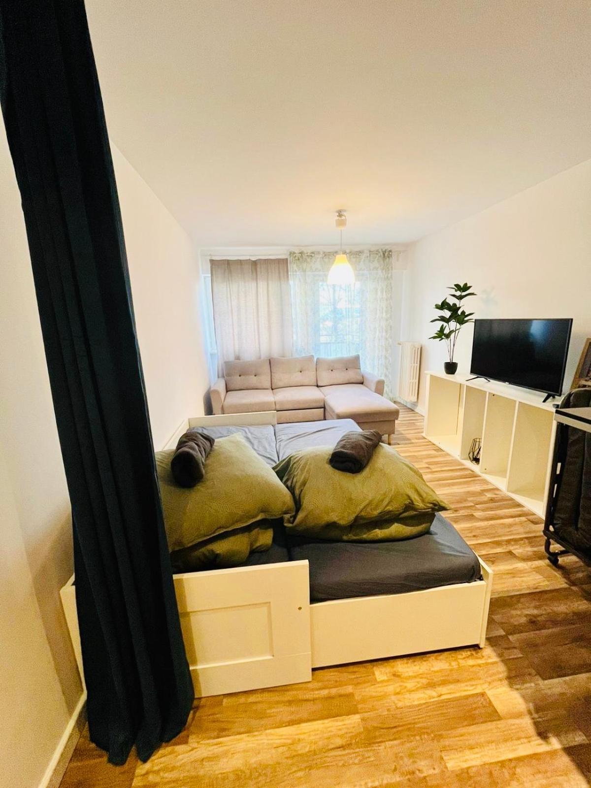 Workation, Centre, 4-5 Persons 3-4 Nights Offer, Nature Park Metro 1min , 15 Min Palac Kultury, Balcony, Quiet, Easy Parking Chroniony * Warsaw
