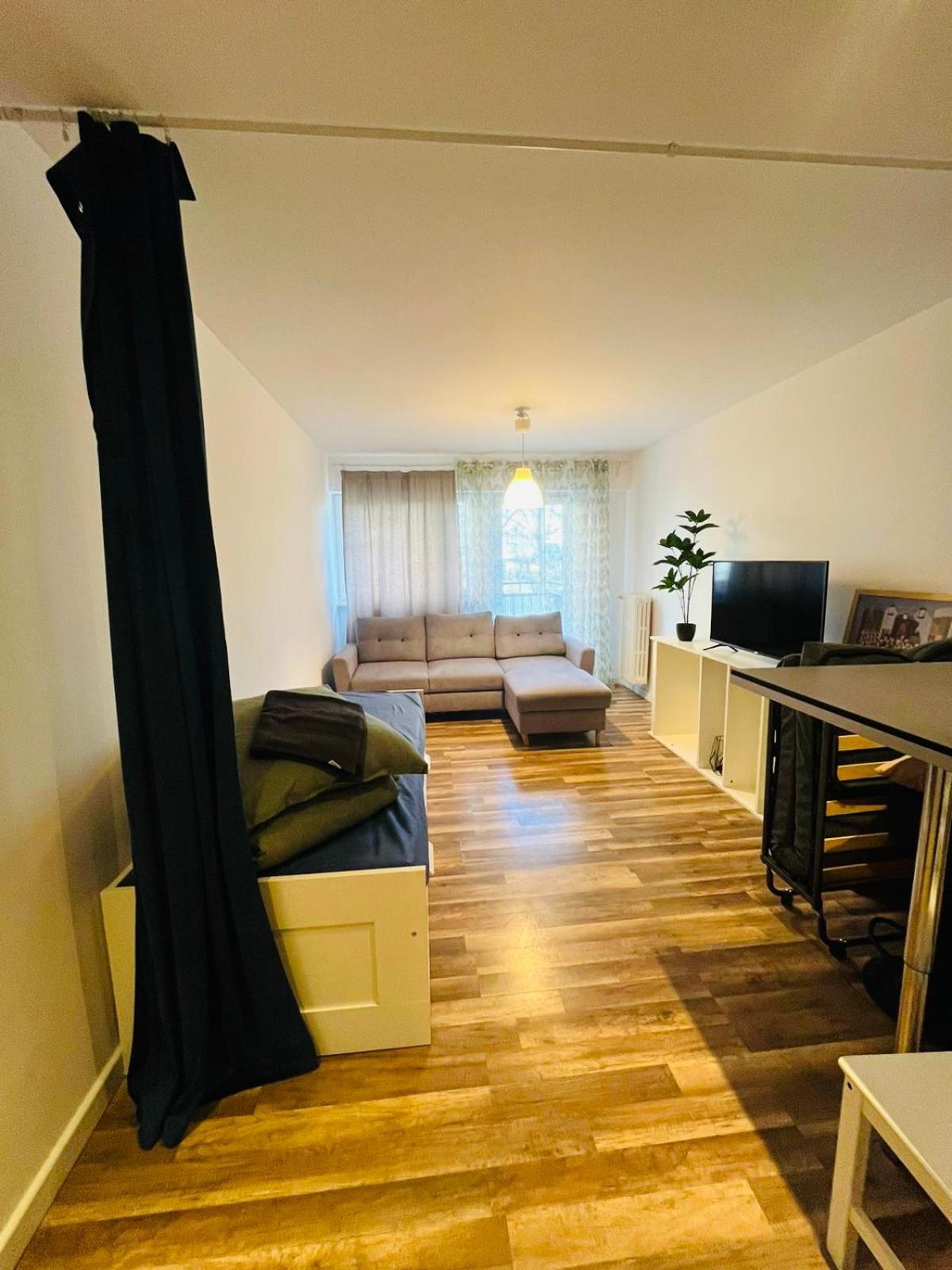 Workation, Centre, 4-5 Persons 3-4 Nights Offer, Nature Park Metro 1min , 15 Min Palac Kultury, Balcony, Quiet, Easy Parking Chroniony Apartment