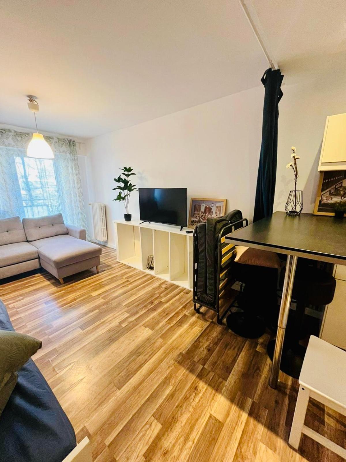 Workation, Centre, 4-5 Persons 3-4 Nights Offer, Nature Park Metro 1min , 15 Min Palac Kultury, Balcony, Quiet, Easy Parking Chroniony *