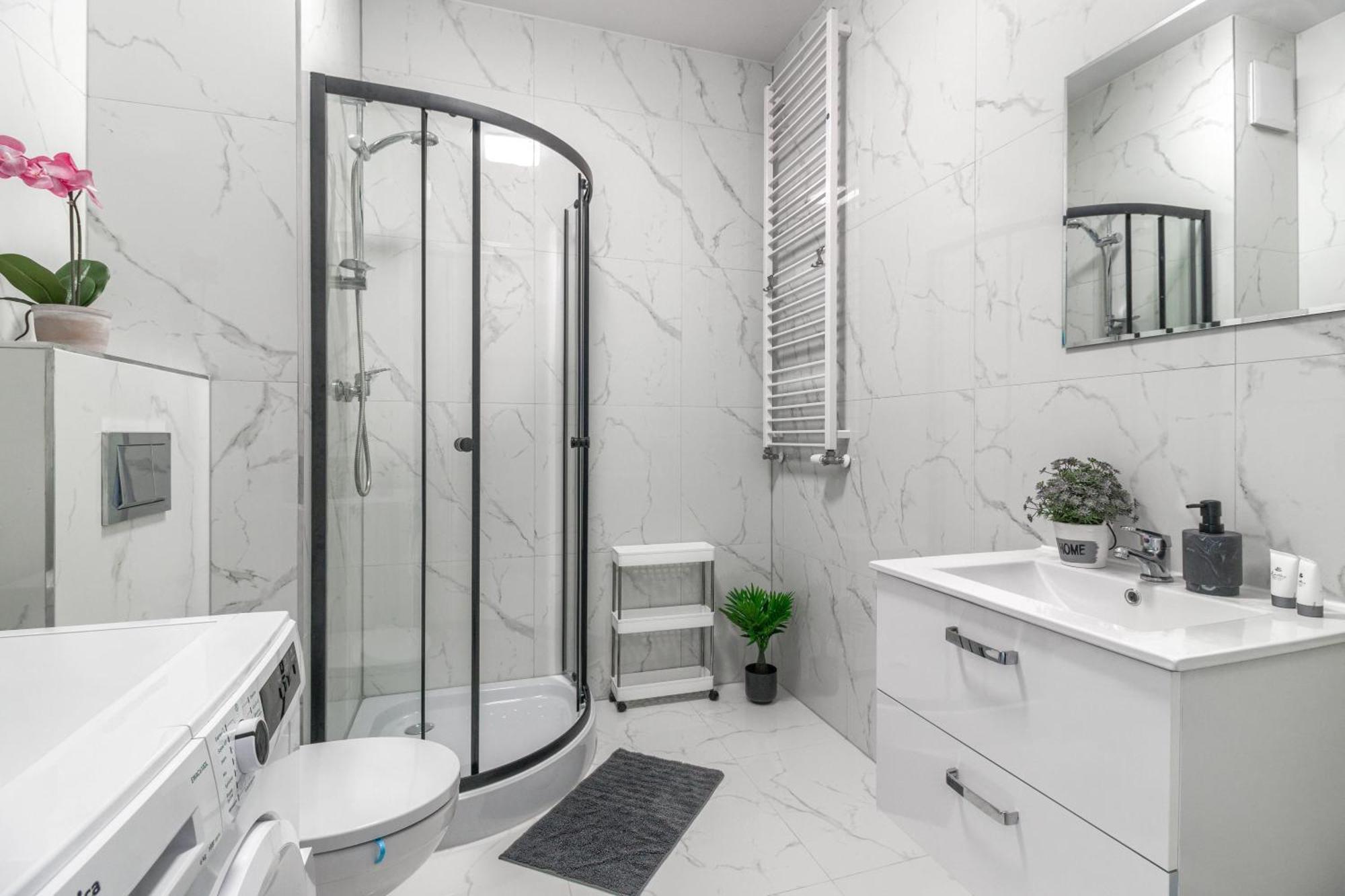 M&r Airport&business Wynalazek - Fast Wi-fi - Underground Garage - Self Check-in - Netflix - 6 Min From Chopin Airport