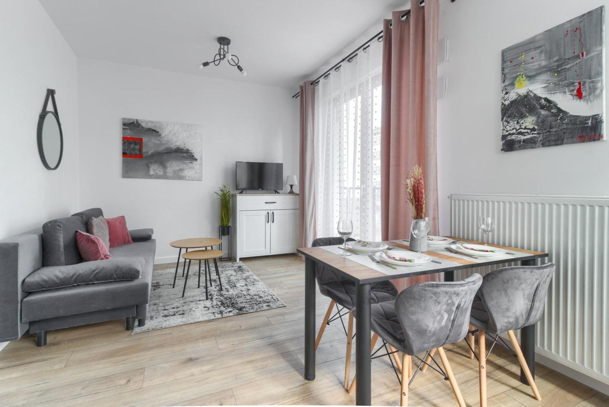 Apartment M&r Airport&business Wynalazek - Fast Wi-fi - Underground Garage - Self Check-in - Netflix - 6 Min From Chopin Airport Warsaw
