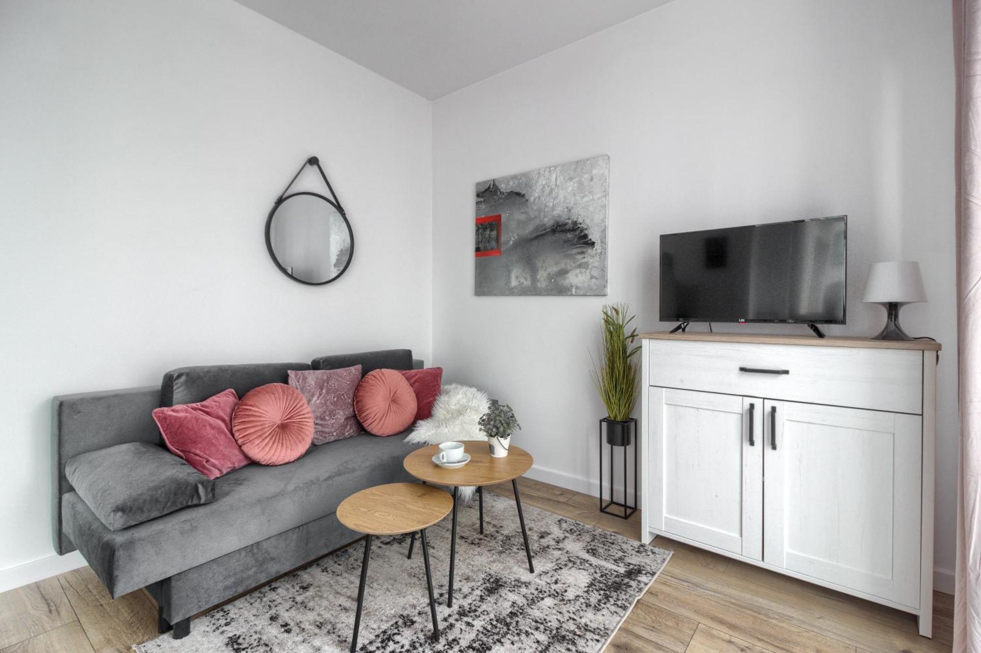 M&r Airport&business Wynalazek - Fast Wi-fi - Underground Garage - Self Check-in - Netflix - 6 Min From Chopin Airport Warsaw