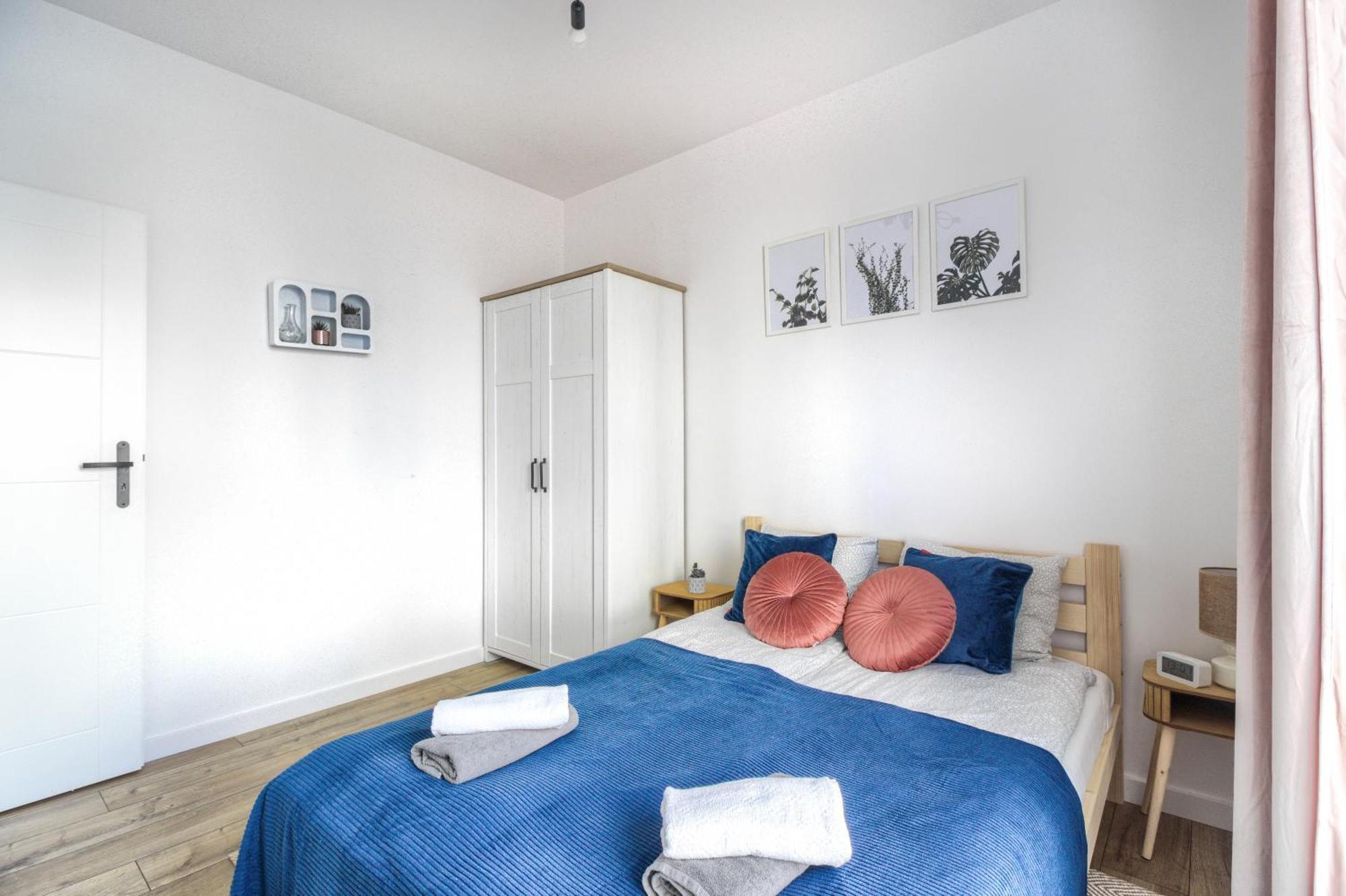 Apartment M&r Airport&business Wynalazek - Fast Wi-fi - Underground Garage - Self Check-in - Netflix - 6 Min From Chopin Airport