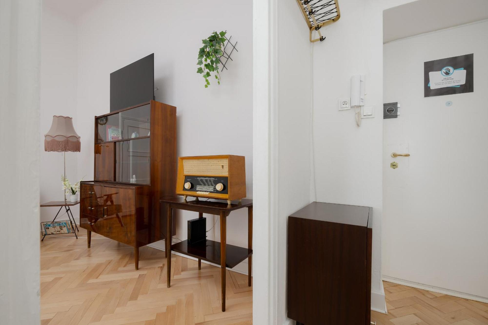 Spacious Vintage 1930's Inspired By Renters Apartment *